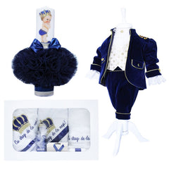 Set complet pentru botez, Micul Print, lumanare tip glob cu tulle bleumarin si bebe print aplicat pe lumanare, costum din catifea bleumarin, trusou brodat cu coroana de print si mesajul "Cu drag de la nasi", 14 piese, REC902