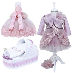 Set complet pentru botez, rochita cu volane si dantela aplicata, lumanare tip fusta cu dantela, trusou tip landou brodat cu mesajul" Azi m-am crestinat", 10 piese, alb-roz pudrat, REC400