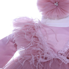 Set trusou complet pentru botez de fete, lumanare roz pudrat "cu drag de la nasi", rochita roz pudrat cu pene, trusou "cu drag de la nasi" si pantofiori, 11 piese, Recostore, REC1779