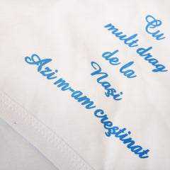 Trusou alb-bleu pentru botez, imprimat "Cu mult drag de la nasi" 7 piese, sticla mir, sapun, panza mir, pled baita, fasa, prosop cu capison, prosop preot, REC1246
