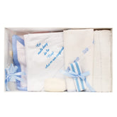 Trusou alb-bleu pentru botez, imprimat "Cu mult drag de la nasi" 7 piese, sticla mir, sapun, panza mir, pled baita, fasa, prosop cu capison, prosop preot, REC1246