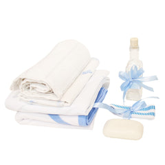 Trusou alb-bleu pentru botez, imprimat "Cu mult drag de la nasi" 7 piese, sticla mir, sapun, panza mir, pled baita, fasa, prosop cu capison, prosop preot, REC1246