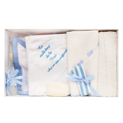 Trusou alb-bleu pentru botez, imprimat "Cu mult drag de la nasi" 7 piese, sticla mir, sapun, panza mir, pled baita, fasa, prosop cu capison, prosop preot, REC1246