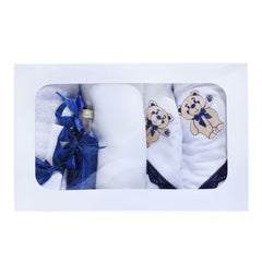 Trusou alb-bleumarin cu ursulet brodat pentru botez, 7 piese, sticla mir, sapun, panza mir, fasa, prosop cu capison, prosop preot, paturica bebe, REC223