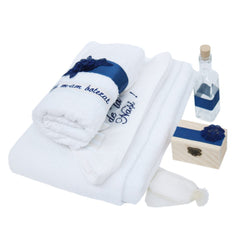 Trusou alb-bleumarin pentru botez, compus din prosop bebe, prosop preot, panza mir, sapun, fasa, sticluta mir, cutiuta prima suvita, 7 piese, REC1424