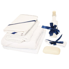 Trusou alb-bleumarin pentru botez, imprimat "Cu mult drag de la nasi" 7 piese, sticla mir, sapun, panza mir, pled baita, fasa, prosop cu capison, prosop preot, REC1245