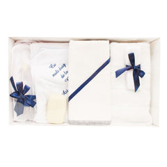 Trusou alb-bleumarin pentru botez, imprimat "Cu mult drag de la nasi" 7 piese, sticla mir, sapun, panza mir, pled baita, fasa, prosop cu capison, prosop preot, REC1245