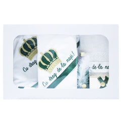 Trusou alb cu coroana de print verde �Cu drag de la nasi� pentru botez, 7 piese, sticla mir, sapun, panza mir, fasa, prosop cu capison, prosop preot, cutie prima suvita REC72