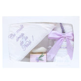 Trusou alb-lila pentru botez, compus din prosop bebe, prosop preot, panza mir, sapun, fasa, sticluta mir, cutiuta prima suvita, 7 piese, REC1398