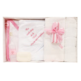 Trusou alb-roz pentru botez, imprimat "Cu mult drag de la nasi" 7 piese, sticla mir, sapun, panza mir, pled baita, fasa, prosop cu capison, prosop preot, REC1241