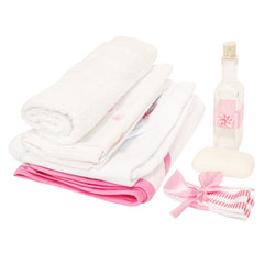 Trusou alb-roz pentru botez, imprimat "Cu mult drag de la nasi" 7 piese, sticla mir, sapun, panza mir, pled baita, fasa, prosop cu capison, prosop preot, REC1241