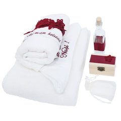 Trusou alb-visiniu pentru botez, compus din prosop bebe, prosop preot, panza mir, sapun, fasa, sticluta mir, cutiuta prima suvita, 7 piese, REC1400