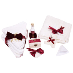 Trusou complet pentru botez, alb-visiniu, compus din prosop bebe, prosop preot, pled, panza mir, sapun, batista, fasa, sticluta mir, cutiuta prima suvita si jucarie de plus, 10 piese, REC1331
