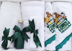 Set trusou complet pentru botez de fete, verde, model cu Safari, 11 piese, Rochita, Lumanare cu Safari, trusou brodat si pantofiori, REC2576