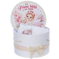 Set "Prima baita cu nasii" model fetita in cadita, 5 piese, body, prosop, borcan mirodenii, scrisoare si cutie, Recostore® REC3543