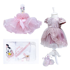 Set complet pentru botez, lumanare roz cu "Minnie Mouse", rochie roz pudrat din tulle si satin, trusou imprimat cu "Minnie Mouse" si mesajul "Cu drag de la nasi" si pantofiori, 11 piese, REC936